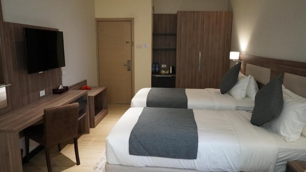 Triple E Hotel And Spa 아디스아바바 외부 사진