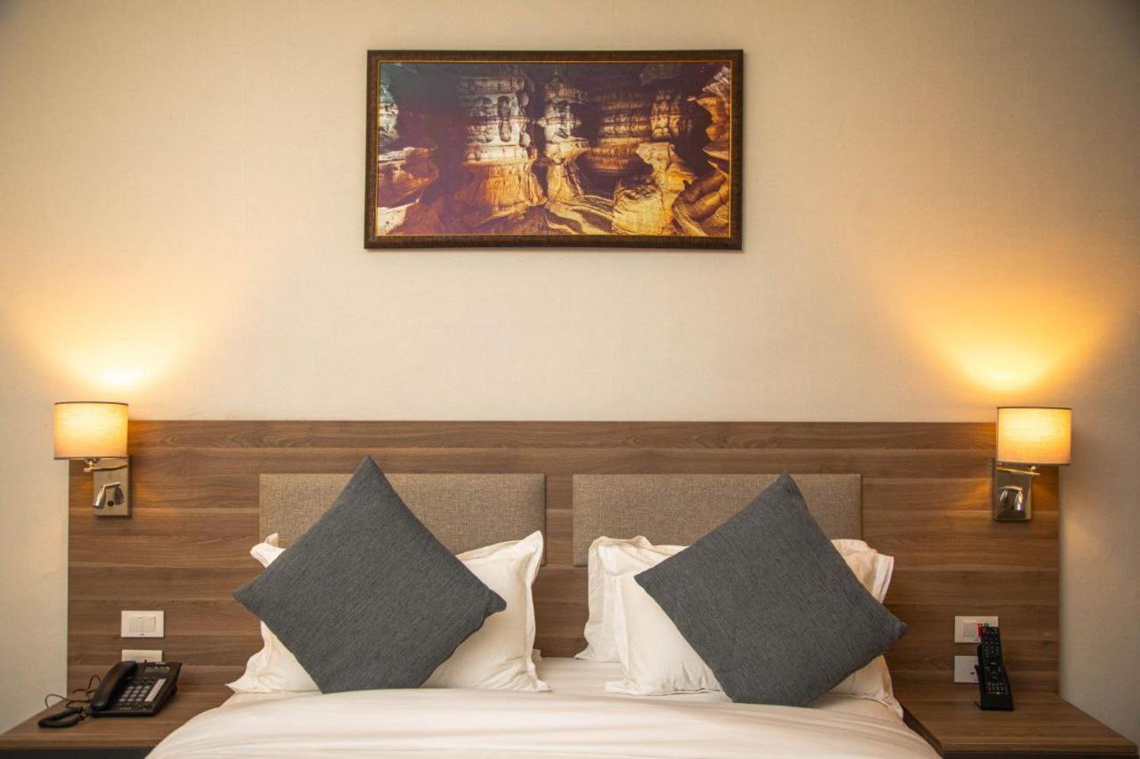 Triple E Hotel And Spa 아디스아바바 외부 사진
